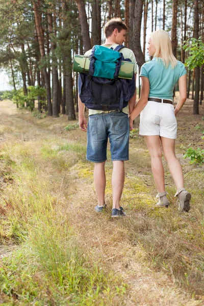 Junges Paar hält Händchen — Stockfoto