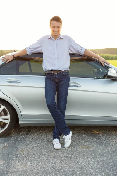 Homme appuyé sur la voiture à la campagne — Photo