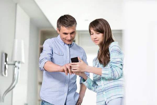 Padre e hija usando smartphone — Foto de Stock