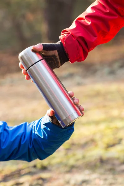 Hikers holding insulated coffee container — Stock Photo, Image