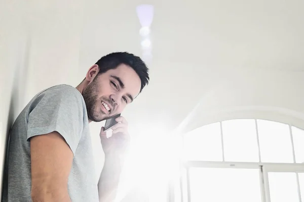 Bonito homem de plantão — Fotografia de Stock