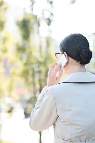 Mujer de negocios usando el teléfono celular —  Fotos de Stock