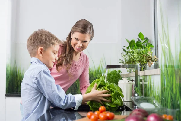 Son washing vegetables — Stock Photo, Image