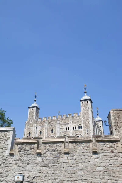 Tower of London proti modré obloze — Stock fotografie