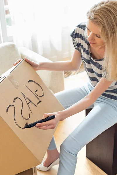 Woman labeling moving box — Stock Photo, Image
