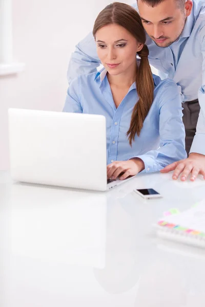 Empresário e empresária trabalhando juntos — Fotografia de Stock