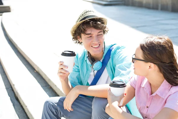 Amigos sosteniendo tazas de café desechables —  Fotos de Stock