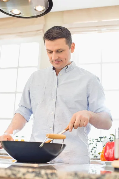 Hombre cocina en la cocina — Foto de Stock