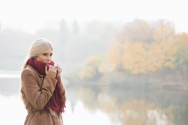 Thoughtful young woman in park — Stock Photo, Image