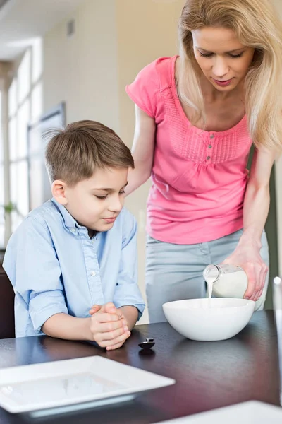 Mère versant du lait pour son fils — Photo