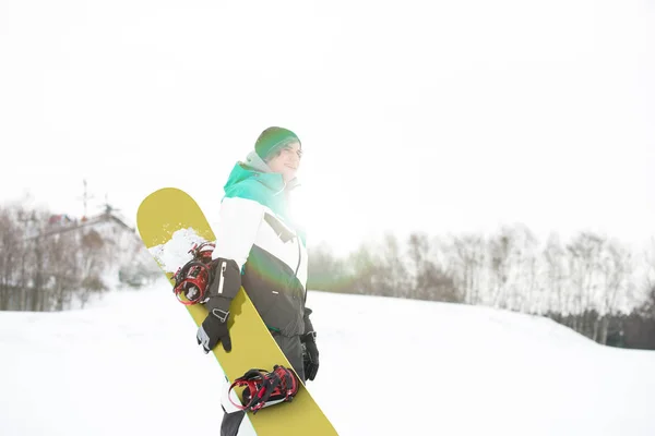 Homme avec snowboard marche — Photo