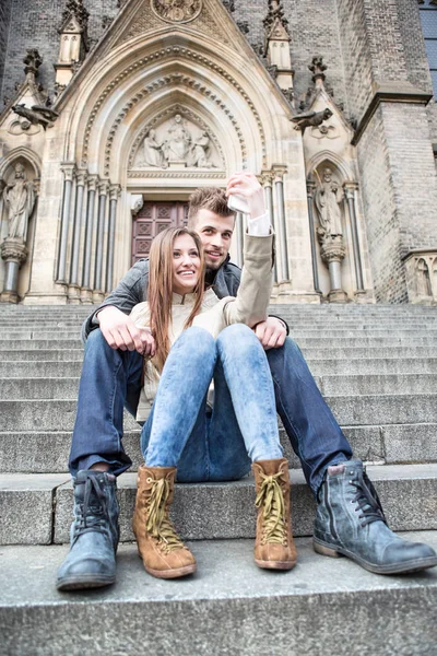 Casal jovem tomando selfie — Fotografia de Stock