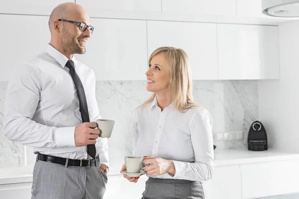 Gelukkig business paar met koffie — Stockfoto
