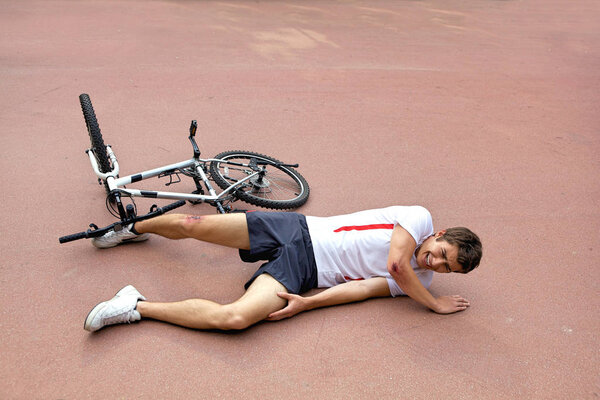 Человек ранен во время езды на велосипеде
