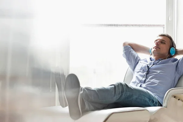 Man listening to music at home — Stock Photo, Image