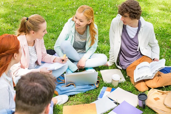 Vrienden van de universiteit studeren op gras — Stockfoto