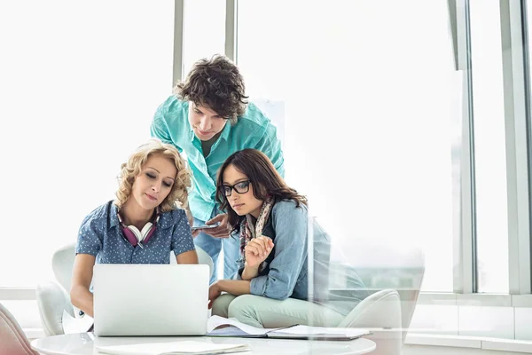 Businesspeople using laptop — Stock Photo, Image