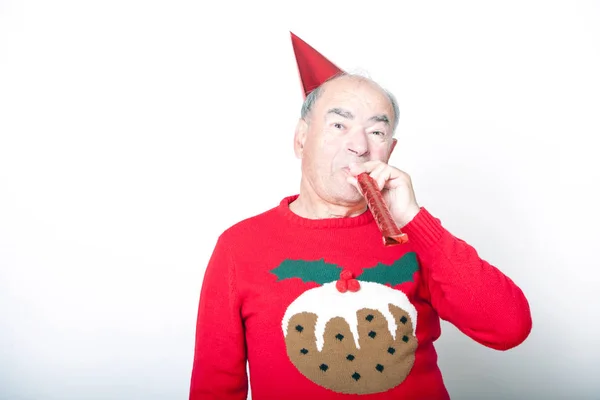 Старший мужчина в рождественском свитере — стоковое фото