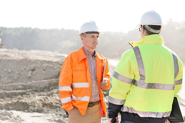 Arbetsledare diskuterar på byggarbetsplats — Stockfoto