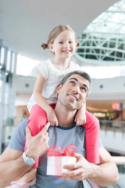 Girl sits on fathers shoulders — Stock Photo, Image
