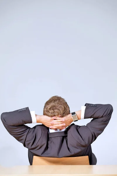 Hombre de negocios sentado en la oficina — Foto de Stock