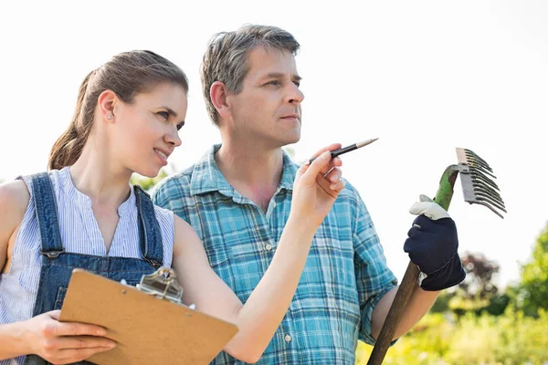 Supervisore femminile con giardiniere — Foto Stock