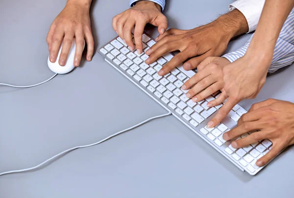 Руки человека на клавиатуре компьютера — стоковое фото