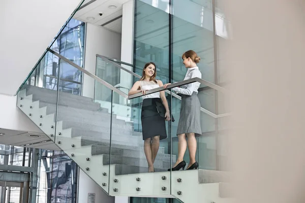 Empresarias conversando sobre pasos — Foto de Stock