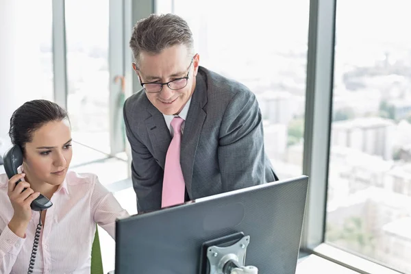 Geschäftsmann und Geschäftsfrau arbeiten zusammen — Stockfoto