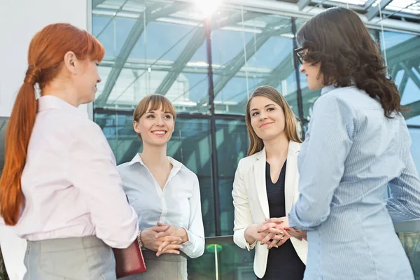 Femmes d'affaires souriantes conversant — Photo