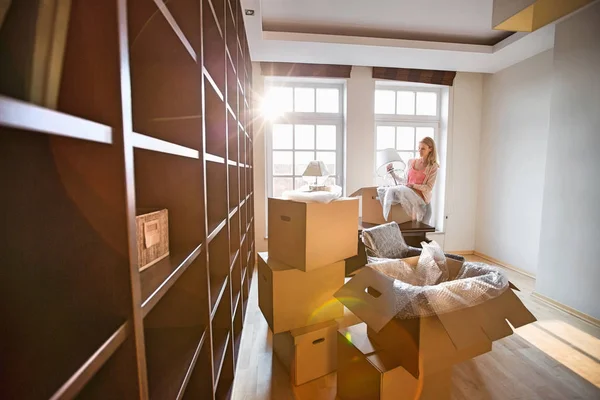 Woman unpacking lamp — Stock Photo, Image