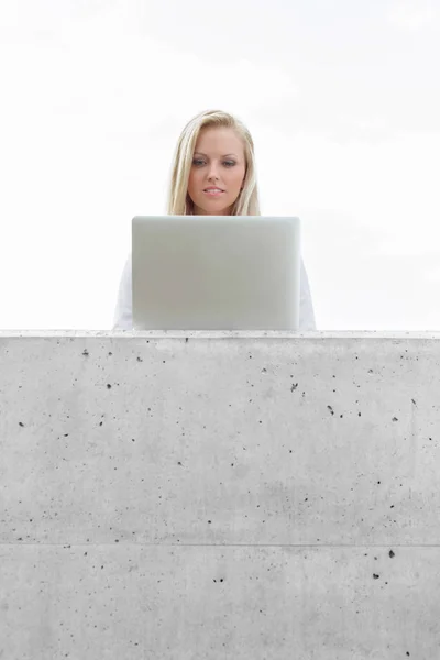 Jonge zakenvrouw met laptop — Stockfoto