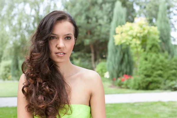 Donna con lunghi capelli ondulati — Foto Stock