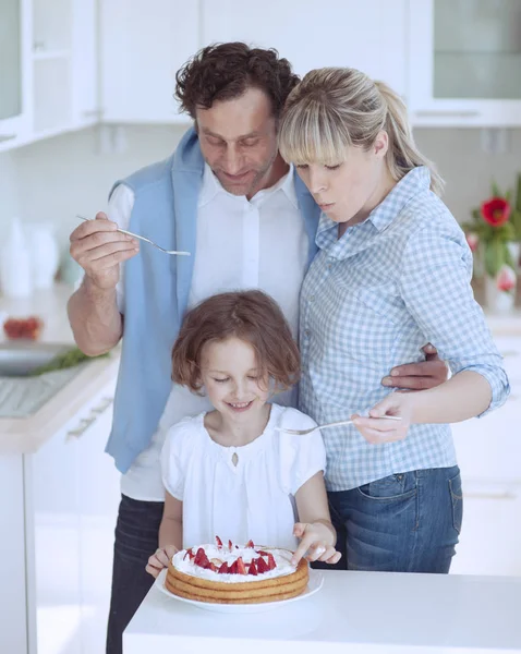 Família preparando refeição saudável — Fotografia de Stock