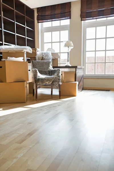 Cardboard boxes and furniture — Stock Photo, Image