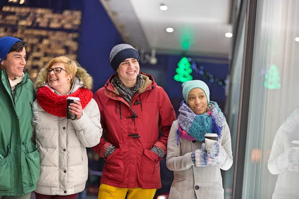 Glückliche multiethnische Freunde in Winterbekleidung — Stockfoto
