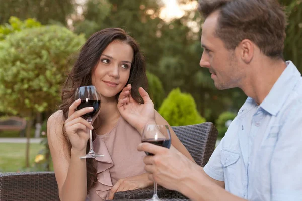 Milující pár s červeným vínem — Stock fotografie