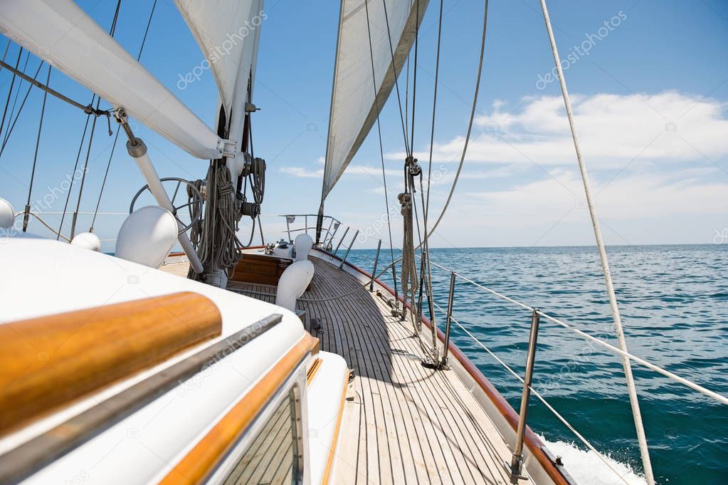 Yacht a vela in mare