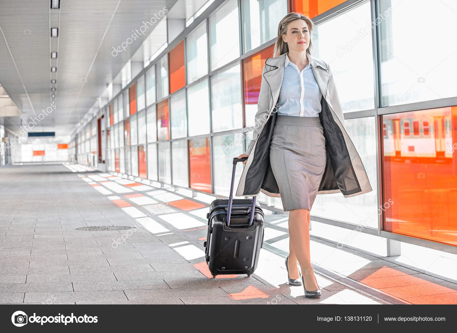 Командировка в городе работы. Командировка в городе работы. Командировка в городе работы. Командировка в городе работы. Деловые люди в аэропорту.