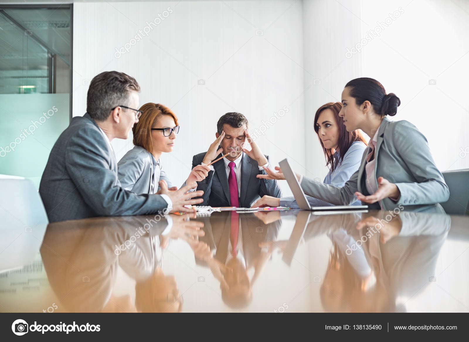 Конфликт в коллективе. Коллектив людей. Деловой конфликт. Конфликт между личностью и группой. Проблемные ситуации в коллективе.