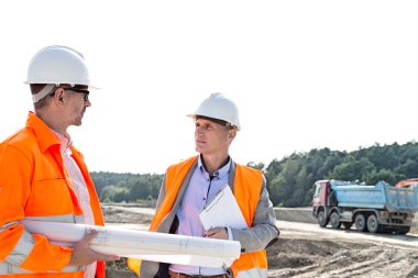 Culoare hârtie textură de fundalİnşaat alanında tartışırken mühendisleri