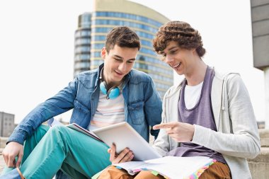 Erkek öğrencilerin dijital tablet kullanma