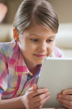 Dijital tablet kullanan kız 
