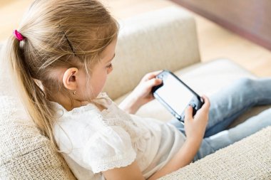 Video oyunu oynayan kız