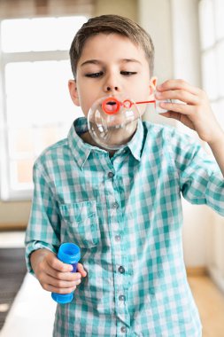 Kabarcık değnek ile oynayan çocuk