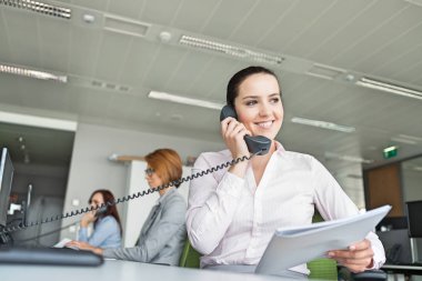 telefon kullanırken belgeleri holding iş kadını 