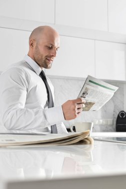 işadamı okuma gazete