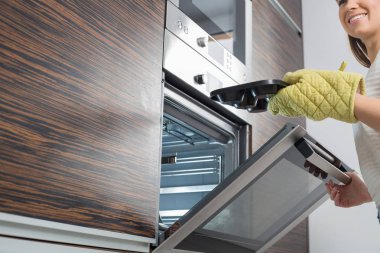 Kadın kaldırma bulaşık fırın