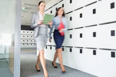 ofiste yürüyüş iş kadınları