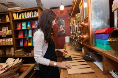 Satış temsilcisi damgalama kağıt torbalar 